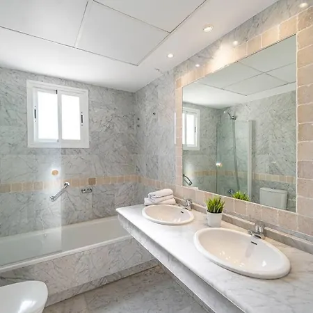 Townhouse W/ Swimming Pool And Underground Parking
